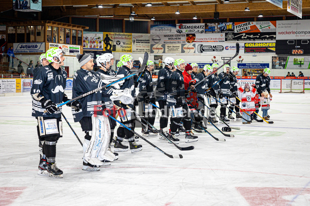 TSV Peißenberg MINERS gegen HC Landsberg RIVERKINGS | Eishockey Bayernliga Herren Vorrunde 2024/25, TSV Peißenberg MINERS gegen HC Landsberg RIVERKINGS, 20241108,MINERS feiern mit den Fans,2024-11-08 in Peißenberg (Eisstadion Peißenberg)Copyright: WolfgangxLindner foto-lindner.de