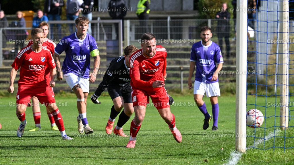 VfR Neumünster vs SpVg Eidertal Molfsee | Tom Wüllner (Molfsee #10 vorne) drückt den Ball zum 2-2 über die Torlinie / Kenny Korup (VfR #24) &amp; Eric Gründemann (VfR #12) können nicht mehr eingreifen - Fußball-Oberliga Männer 2024/2025 / VfR Neumünster vs SpVg Eidertal Molfsee / VfR-Stadion / Neumünster / 29.09.24 - Realisiert mit Pictrs.com