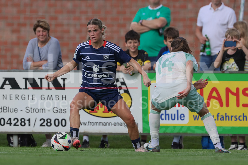 Fussball, Testspiel Frauen, Hamburger SV - SV Werder Bremen | v.li.: Amelie Woelki (Hamburger SV, 27) und Michaela Brandenburg (SV Werder Bremen, 14) im Zweikampf, Duell, Dynamik, Aktion, Action, Spielszene