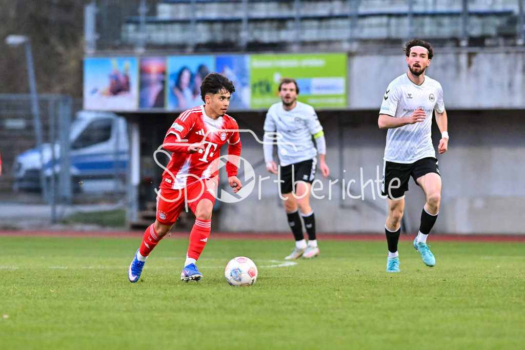 SV Wacker Burghausen - FC Bayern Amateure | BURGHAUSEN, GERMANY - 01. APRIL: am Ball Maycon NORMANHA CARDOZO (FC Bayern München 20) während dem Match zwischen dem SV Wacker Burghausen und den Amateuren des FC Bayern München am 26. Spieltag der Regionalliga Bayern im Flatbuy Stadion