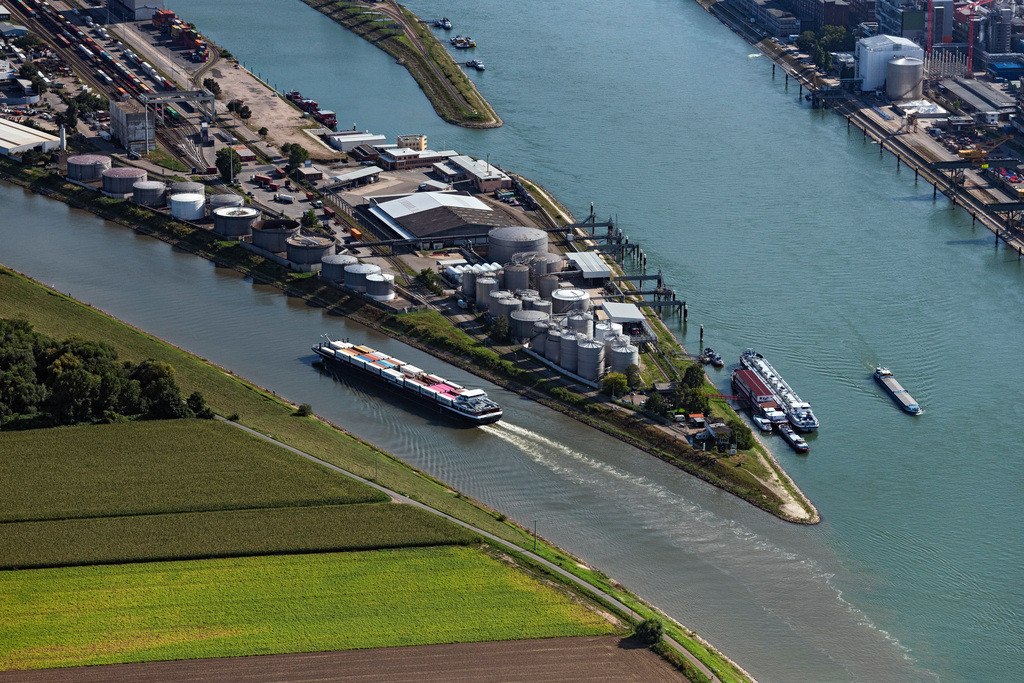 dr__0075671.jpg | MANNHEIM 02.09.2021 Schiffe und Schleppverbände der Binnenschiffahrt in Fahrt auf der Wasserstraße des Flußverlaufes Neckar in Mannheim im Bundesland Baden-Württemberg, Deutschland. // Ships and barge trains inland waterway transport in driving on the waterway of the river Neckar in Mannheim in the state Baden-Wuerttemberg, Germany. Foto: Daniel Reiter