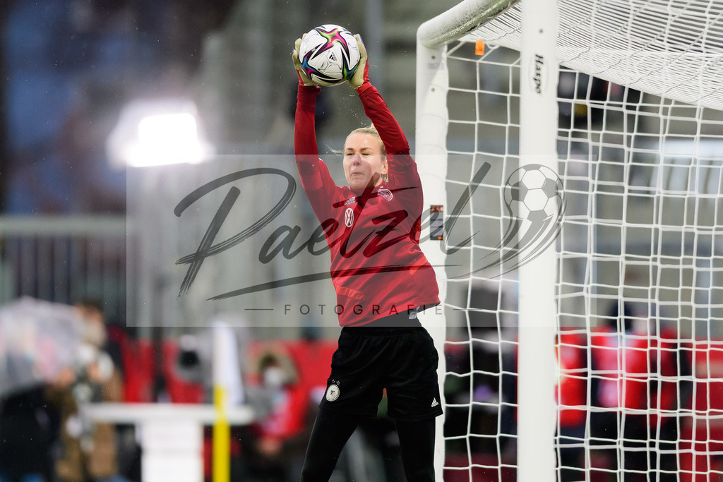 GERTUR20211126_085 | Fussball, Frauen: Torwart Merle Frohms (Germany) in Aktion, am Ball, Einzelaktion bei dem Spiel der WM-Qualifikation zwischen Deutschland und Tuerkei im Eintracht-Stadion am 26.11.2021 in Braunschweig, Deutschland. - Realisiert mit Pictrs.com