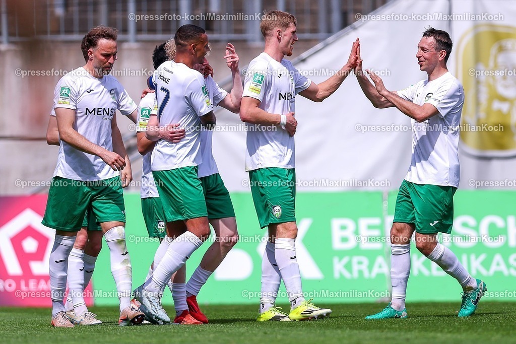 WSV02052601041 | 02.05.2026, Fußball, RL West, Wuppertaler SV - FC Gütersloh, Regionalliga Herren, 32. Spieltag, Stadion am Zoo in Wuppertal, Saison 2025 2026: Torjubel nach dem Tor zum 1:0 durch Torschütze Niklas Frese&nbsp;(FC Gütersloh #35)    DFB regulations prohibit any use of photographs as image sequences and or quasi-video.