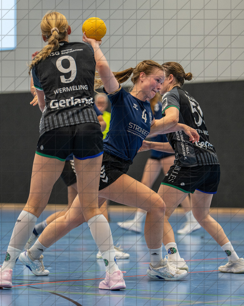 Saisonauftakt-Turnier TSG Burg Gretesch 25/26 | 1. Damen vs. HSG Werther/Borgholzhausen | Marielle Turek (TSG Burg Gretesch #4) //  16.08.25: Saisonauftakt-Turnier TSG Burg Gretesch 25/26 | 1. Damen vs. HSG Werther/Borgholzhausen / Osnabrück / Deutschland  //   CREDIT:www.bullenfotos.de, Martin König, Hörner Weg 40, D-49078 Osnabrück, +4917663732967 // Nutzung und Weitergabe nur zu den vereinbarten Zwecken. Presseanfragen an Ersteller. Alle Rechte beim Ersteller. Honorierung nach MFM. - Realisiert mit Pictrs.com