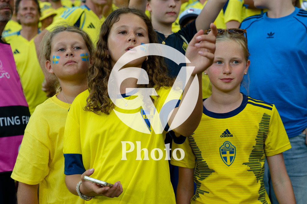 Denmark v Sweden - UEFA Women's EURO 2025 Group C | GENEVA, SWITZERLAND - JULY 4: young fans of Sweden are waiting for an autograph during the UEFA Womens EURO 2025 Group C match between Denmark and Sweden at Stade de Geneve on July 4, 2025 in Geneva, Switzerland. (Photo by Giuseppe Velletri/Sports Press Photo/Getty Images)