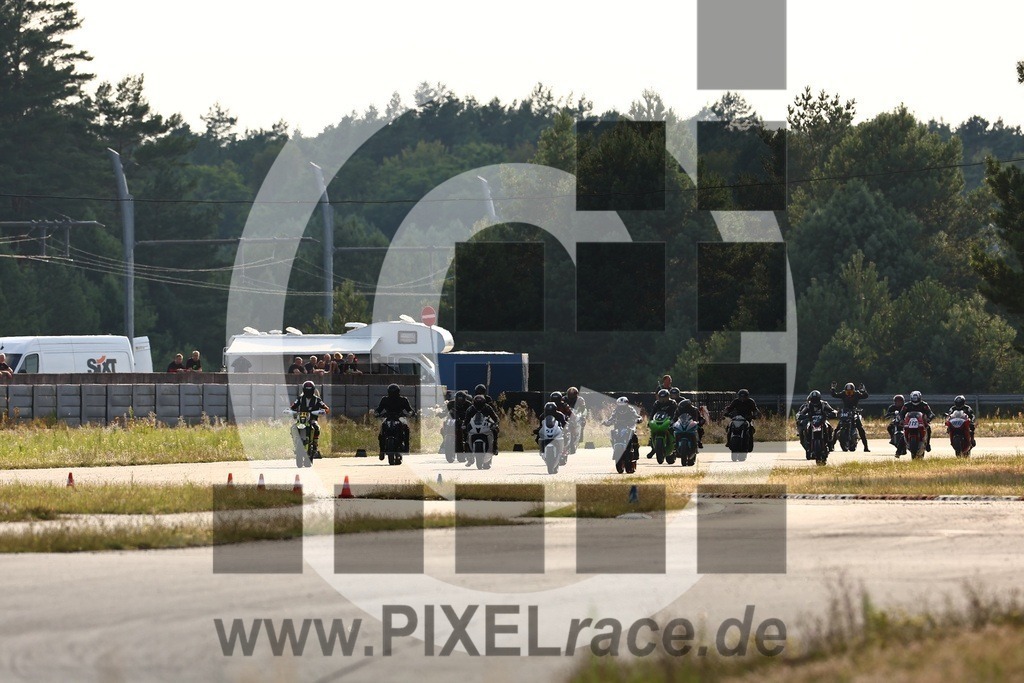 start-20240803_05318 | Schöne Erinnerungen an spannende Momente - das festzuhalten ist unser Job. PIXELrace.de ist seit 2003 auf den Rennstrecken Europas unterwegs um die Action draußen beim Fahren und die wunderbare Stimmung imm Fahrerlager für euch einzufangen.