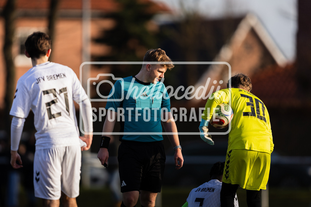 Fußball I Herren I Saison 2025-2026 I Freundschaftsspiel I VFL Osnabrück A-Junioren - JFV Bremen-081 | Kenan Zejnilovic (21, JFV Bremen) Nico Krone (Schiedsrichter) Maxim Beitel (30, JFV Bremen) - Realisiert mit Pictrs.com