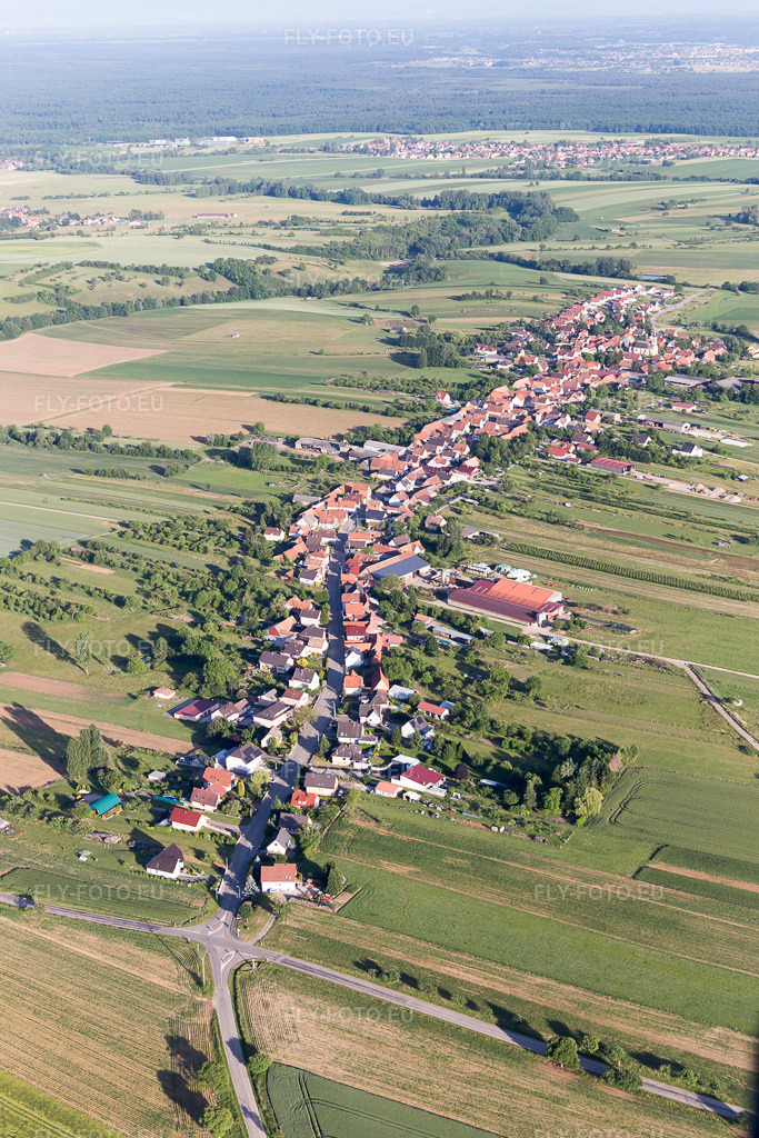 Vue aérienne: Vue de la ville à Gundershoffen dans le département Bas Rhin, France. Photo: IMG_100806.jpg prise le 08/06/2017 par Werner Riehm/FLY-FOTO.euRésolution de l'original: 3648 x 5472 px