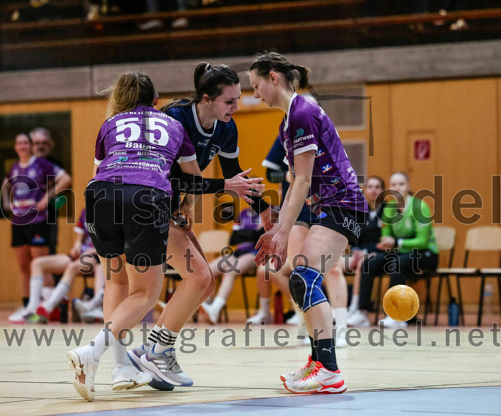 2024-02-03_070_SpVgg_Altenerding_gegen_SpVgg_Erdweg | Erding, Deutschland, 03.02.2024:
Handball, Bezirksoberliga Frauen Altbayern 2023 / 2024, 13. Spieltag, SpVgg Altenerding gegen SpVgg Erdweg, Endergebnis: 25:21

Verena Bauer (SpVgg Altenerding, #55), Christina Baumann (SpVgg Erdweg, #10), Julia Kranich (SpVgg Altenerding, #9)

Foto: Christian Riedel / fotografie-riedel.net