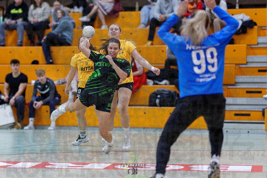 Frauen Oberliga Mitte (HHV); HSG Kleenheim/Langgöns II - HSG Eibelshausen/Ewersbach | Frauen Oberliga Mitte (HHV); HSG Kleenheim/Langgöns II - HSG Eibelshausen/Ewersbach am 01.11.2025 in Oberkleen (Weidig-Halle)Photo © 2025 - Jörg Heinrich - Realisiert mit Pictrs.com
