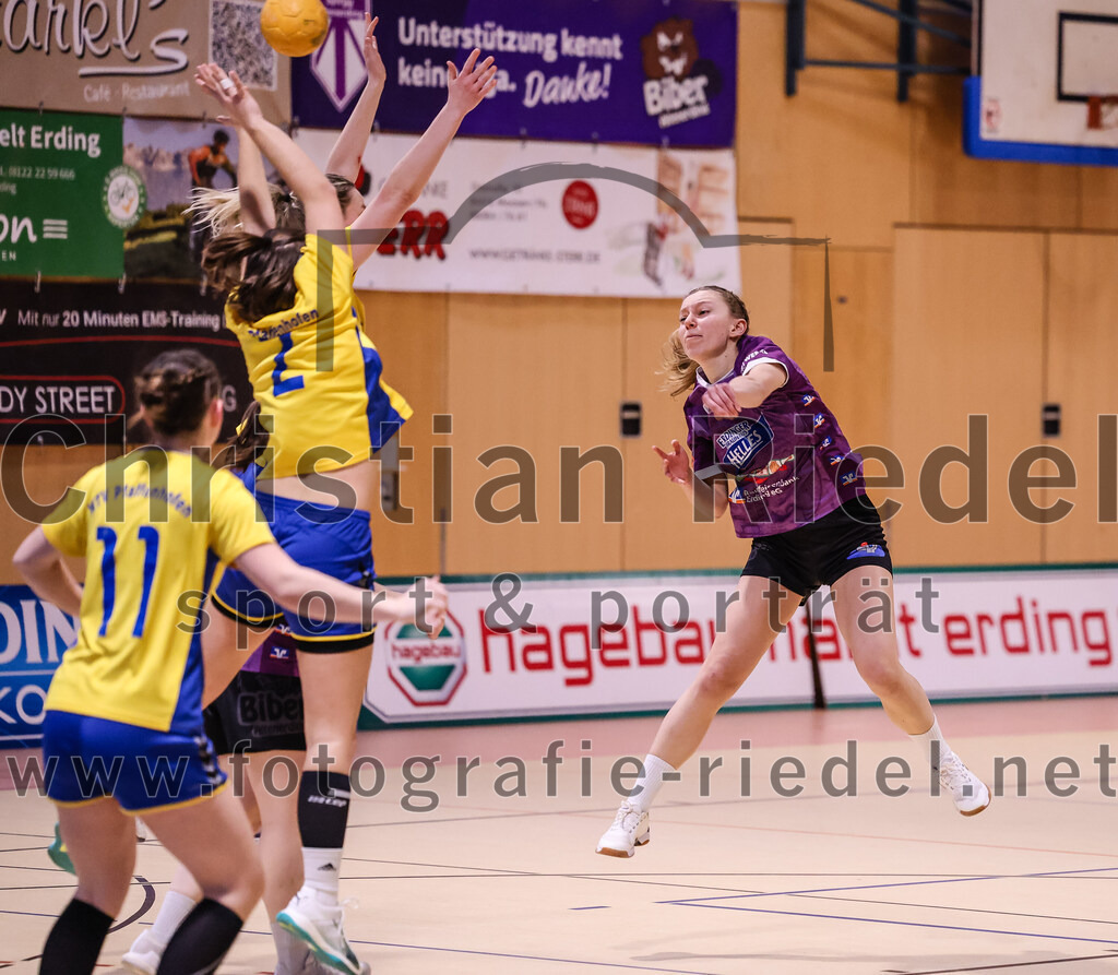 2025-02-15_017_SpVgg_Altenerding_gegen_MTV_Pfaffenhofen | Erding, Deutschland, 15.02.2025:Handball, Bezirksoberliga Frauen Altbayern 2024 / 2024, 14. Spieltag, SpVgg Altenerding gegen MTV Pfaffenhofen, Endergebnis: 27:23Leonie Sterz (MTV Pfaffenhofen, #11), Sophie Lößl (SpVgg Altenerding, #14)Foto: Christian Riedel / fotografie-riedel.net