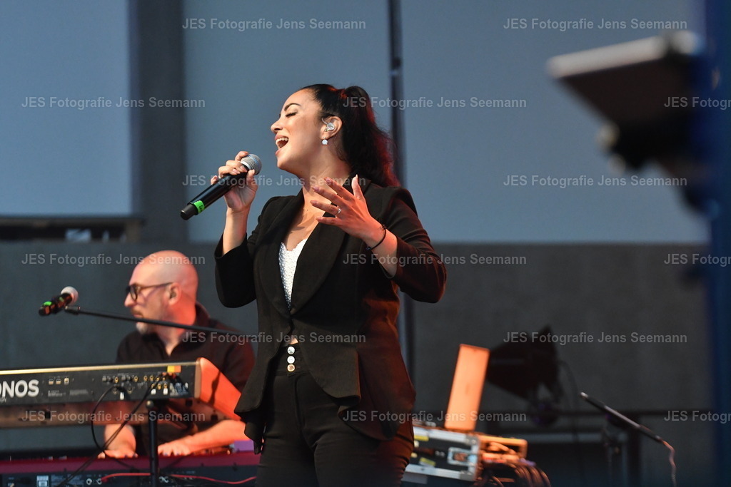 2026_Deborah Lee und the news_One Moment time Whitney Houston__0301 | Fotograf Jens Seemann - Realisiert mit Pictrs.com