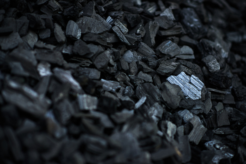 Detail auf dem Kohlplatz | Michelbach, Austria - May 08, 2019: Waldköhlerei Hochecker, die 2011 in das Nationale Verzeichnis des immateriellen Kulturerbes der UNESCO aufgenommen wurde, produziert noch echte Holzkohle; Detail auf dem Kohlplatz. - Realisiert mit Pictrs.com