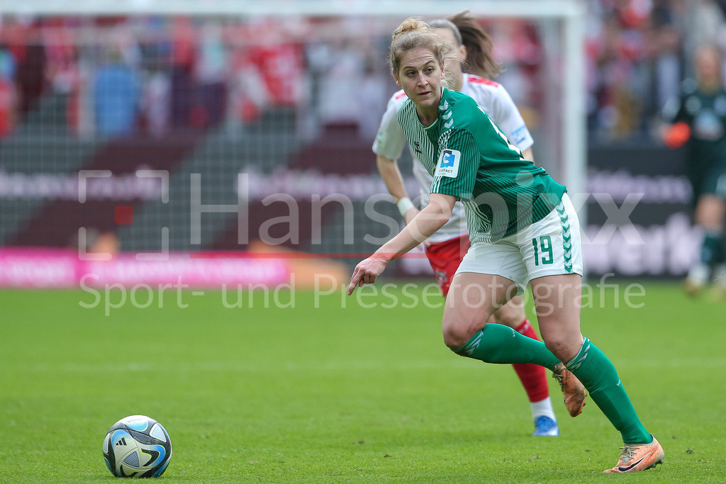 Fussball, Google Pixel Frauen-Bundesliga, 1. FC Köln - SV Werder Bremen | v.li.: Saskia Matheis (SV Werder Bremen, 19) am Ball, Einzelbild, Ganzkörper, Aktion, Action, Spielszene, DIE DFB-RICHTLINIEN UNTERSAGEN JEGLICHE NUTZUNG VON FOTOS ALS SEQUENZBILDER UND/ODER VIDEOÄHNLICHE FOTOSTRECKEN. DFB REGULATIONS PROHIBIT ANY USE OF PHOTOGRAPHS AS IMAGE SEQUENCES AND/OR QUASI-VIDEO.