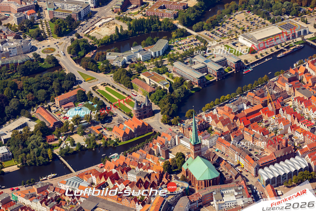Holstentor Lübeck Bild- Das Luftbild wurde 2025 vom UL-Flugzeug heraus erstellt ( keine Drohne bzw. Drohnenaufnahme ) - Hochauflösende Luftaufnahme -Nicht vergleichbar mit Google Maps oder Satelittenbilder- Die Geschenkidee !Mit Lizenz und Bildrechte bestellbar - CC