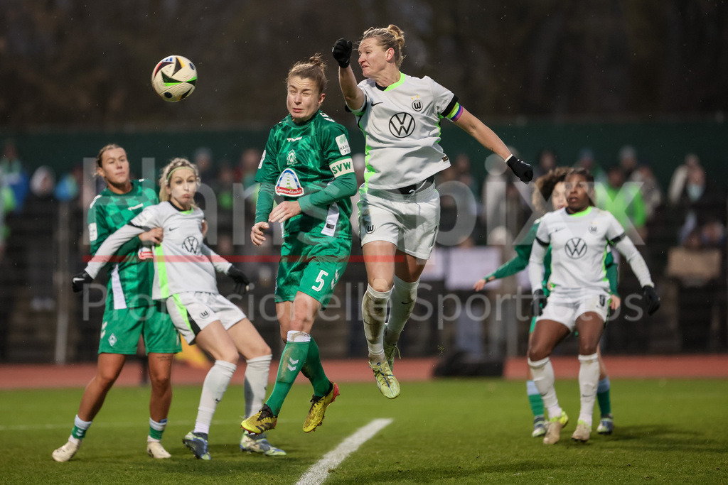 Fussball, Google Pixel Frauen-Bundesliga, SV Werder Bremen - VfL Wolfsburg | v.li.: Michelle Ulbrich (SV Werder Bremen, 5) und Alexandra Popp (VfL Wolfsburg, 11) im Kopfballduell, Kopfball, Zweikampf, Action, Aktion, Spielszene, DIE DFB-RICHTLINIEN UNTERSAGEN JEGLICHE NUTZUNG VON FOTOS ALS SEQUENZBILDER UND/ODER VIDEOÄHNLICHE FOTOSTRECKEN. DFB REGULATIONS PROHIBIT ANY USE OF PHOTOGRAPHS AS IMAGE SEQUENCES AND/OR QUASI-VIDEO.