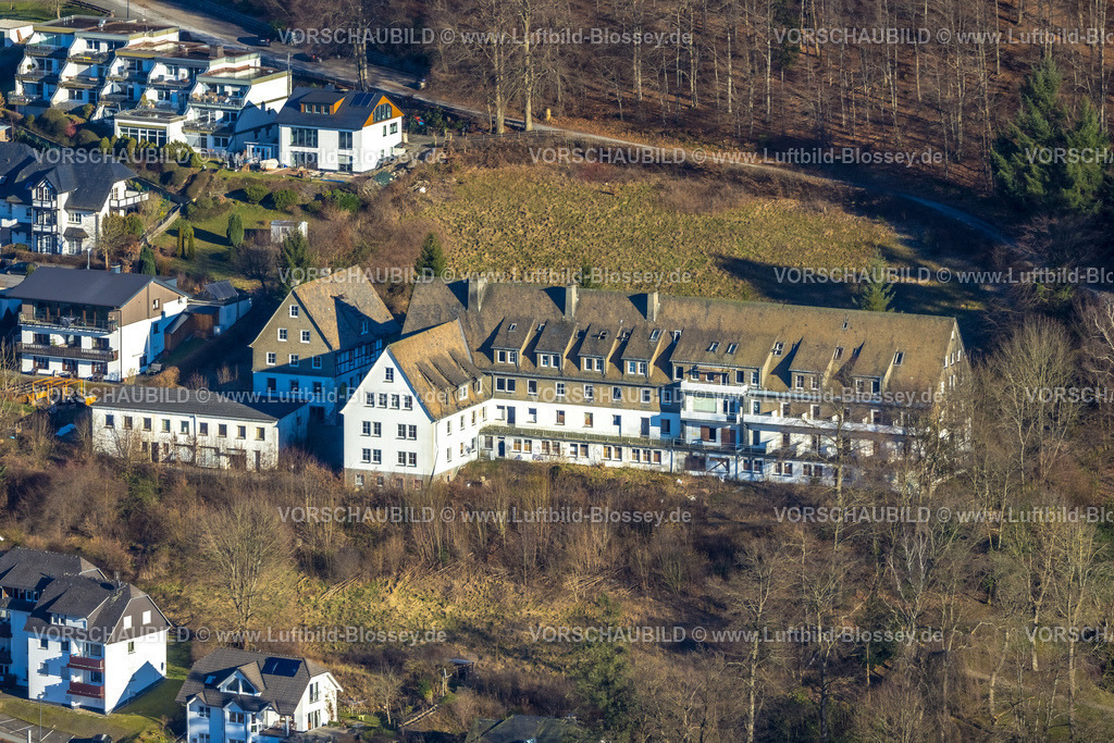 Schmallenberg230205412BadFredeburg | Luftbild, Verfallenes Altenheim St. Raphael in der Schützenstraße Ecke Unterm Hömberg, Fredeburg, Schmallenberg, Sauerland, Nordrhein-Westfalen, Deutschland