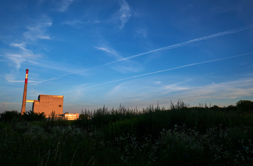 Blick auf das Kernkraftwerk Zwentendorf |  Zwentendorf, Austria - July 27, 2020: Blick auf das Kernkraftwerk Zwentendorf. - Realisiert mit Pictrs.com
