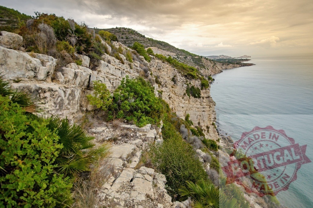 Stone stairs leading down the cliff along the Mediterranean coast at sunset | Scenic view of a rocky cliff with stone stairs, overlooking the Mediterranean Sea at sunset - Realisiert mit Pictrs.com