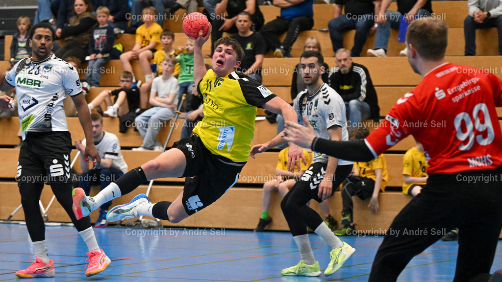 TSV Altenholz vs EHV Aue | Rasmus Ankermann (TSVA #11 trifft hier zum 12-11) vs Dieudonné Mubenzem (Aue #23) &amp; Francisco Pereira (Aue #19) &amp; Max Mohs (Aue #99) / Handball 3. Liga Nord-Ost Männer 2025/2026 / TSV Altenholz vs EHV Aue / Edgar-Meschkat-Halle / Altenholz / 18.04.26 - Realisiert mit Pictrs.com