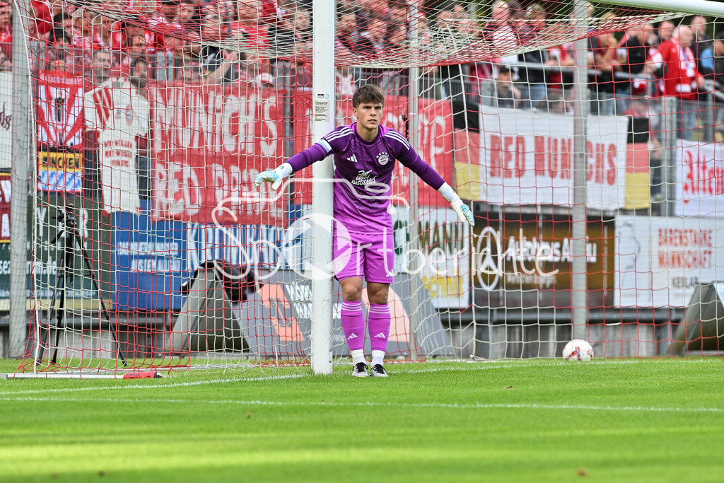 FC Memmingen - FC Bayern Amateure | im Bild Jannis BAERTL (FC Bayern München II #18) / Einzelfoto / Freisteller / Regionalliga Bayern: FC Memmingen - FC Bayern München II; Arena Memmigen am 29.08.2025