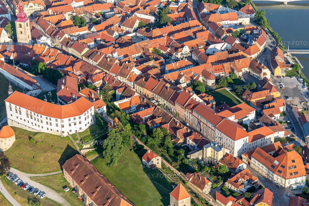 Luftbild: Burg Ptuj/Grad Ptuj über der Altstadt in Ptuj im Bundesland Slowenien in Slowenien. Foto: IMG_137331.jpg vom 08.07.2023 durch Werner Riehm/FLY-FOTO.de