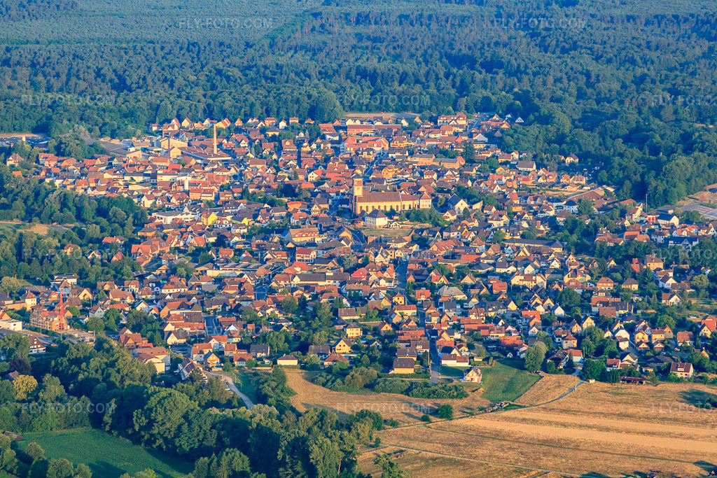 Aerial view: View of the town from the east in Soufflenheim in the state Bas-Rhin, France. – Photo: IMG_68007.jpg taken on 06/19/2014 by Werner Riehm/FLY-FOTO.com – Resolution of the original: 4752 x 3168 px