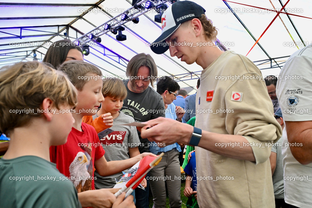 Empfang Daniel Tschofenig | Daniel Tschofenig schreibt Autogramme, Empfang Daniel Tschofenig, Empfang Daniel Tschofenig am 10.05.2025 in Hohenthurn (Mehrzweckhaus Hohenthuurn), Austria, (Photo by Bernd Stefan)