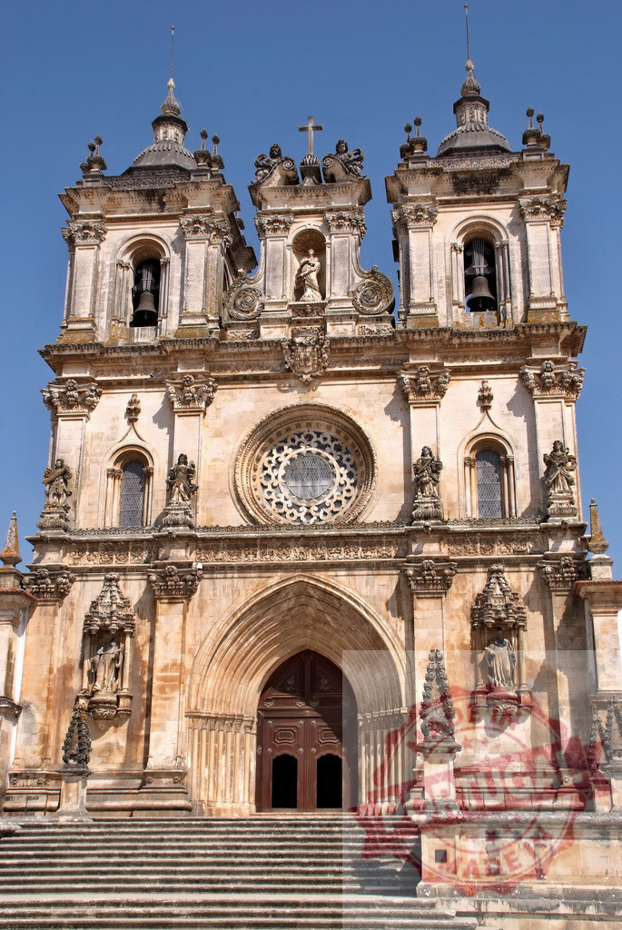 Alcobaça Monastery, Portugal, baroque church facade details | Alcobaça Monastery facade showing architectural details under a clear blue sky - Realisiert mit Pictrs.com