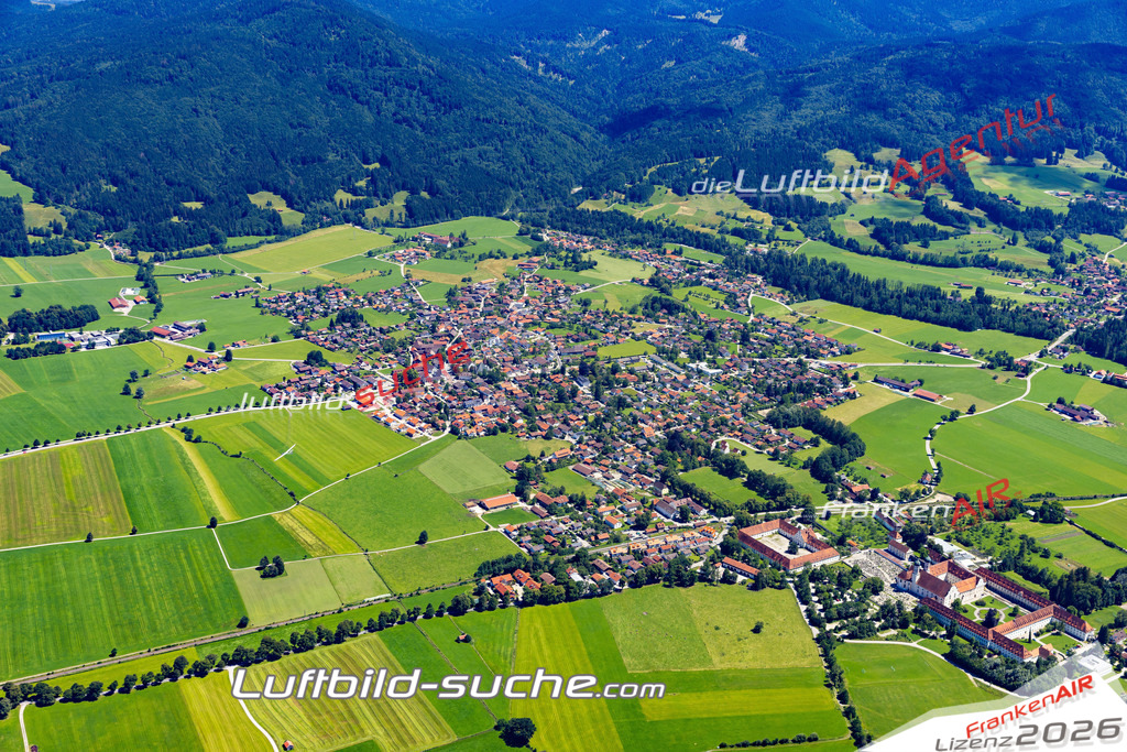 Aktuelles Luftbild von  Benediktbeuern - Die Luftaufnahme wurde 2022 mittels UL-Flugzeug erstellt ( keine Drohne ) - hochauflösende Kamera-Systeme von  Canon -Beste Qualität - Für grossformatige Ausdrucke geeignet. Die Geschenkidee !