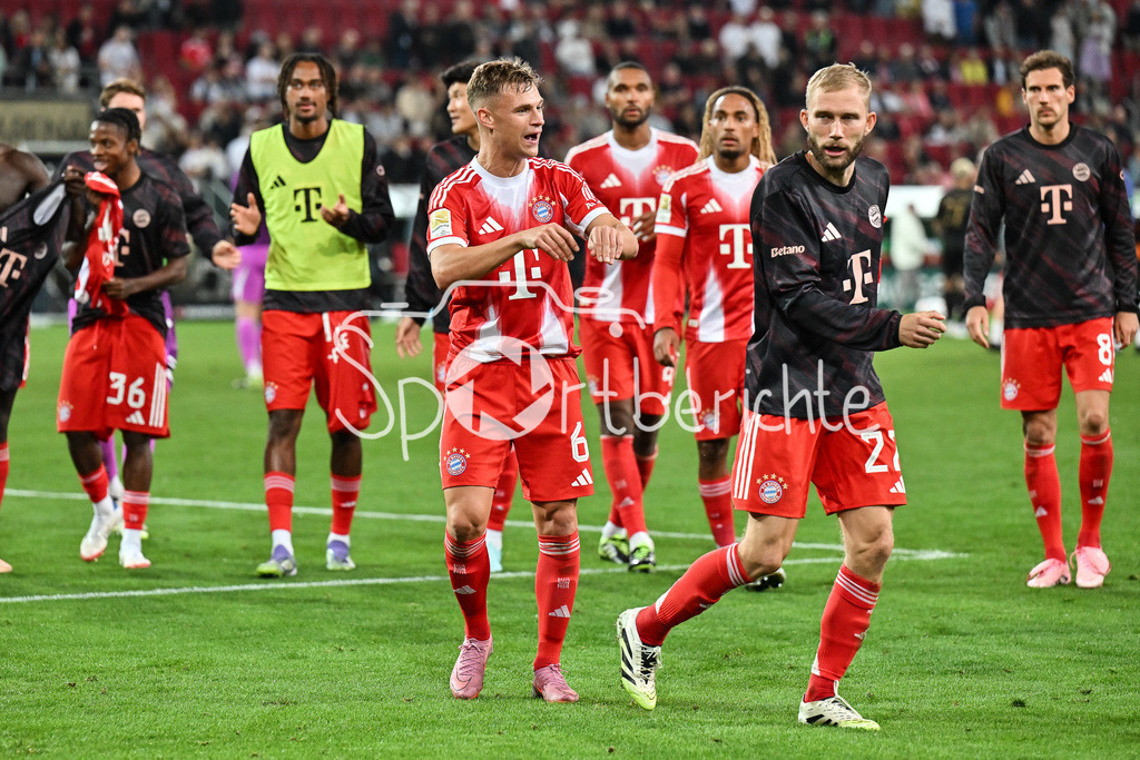 FC Augsburg - FC Bayern München | Die Spieler des FC Bayern ausgelassen den Sieg in Augsburg / Bundesliga: FC Augsburg - FC Bayern München; WWK-Arena am 30.08.2025 / DFL REGULATIONS PROHIBIT ANY USE OF PHOTOGRAPHS AS IMAGE SEQUENCES AND/OR QUASI-VIDEO / Joshua KIMMICH (FC Bayern Muenchen 6), Konrad LAIMER (FC Bayern Muenchen 27)