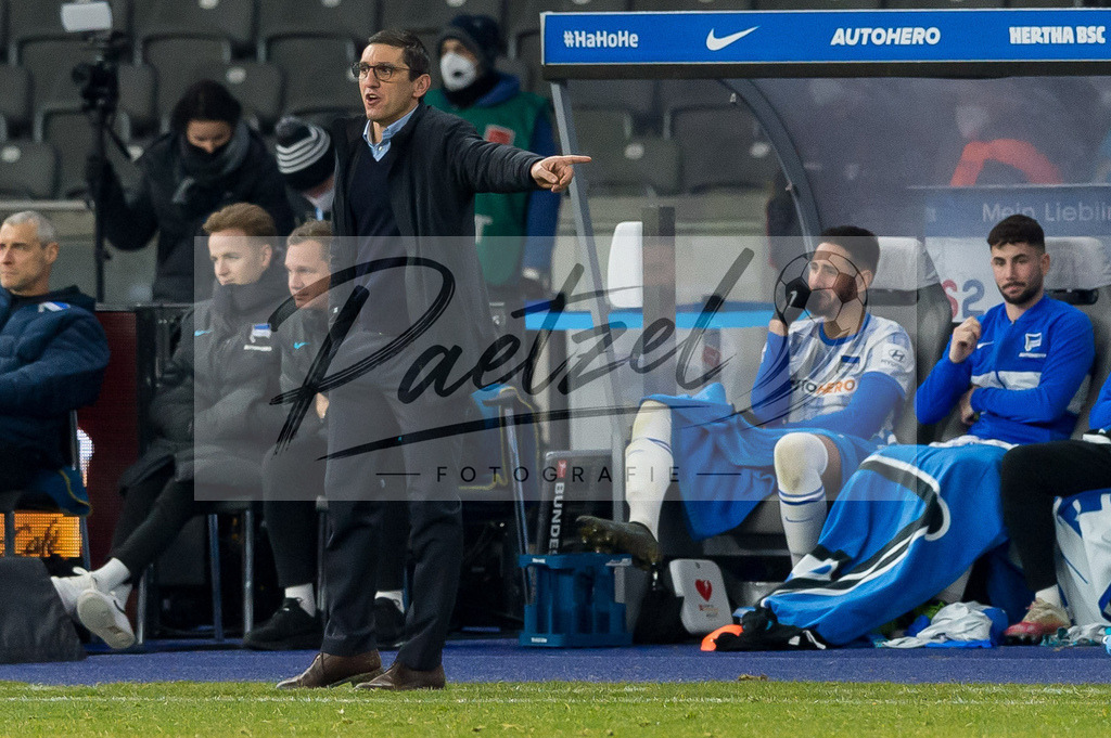 BSCFCB20220123_350 | Fussball, Herren: Trainer Tayfun Korkut (Hertha BSC) gestikuliert, Gestik bei dem Spiel der 1. Bundesliga zwischen Hertha BSC und FC Bayern Muenchen im Olypiastadion am 23.01.2022 in Berlin, Deutschland.DFB / DFL REGULATIONS PROHIBIT ANY USE OF PHOTOGRAPHS AS IMAGE SEQUENCES AND/OR QUASI-VIDEO. - Realisiert mit Pictrs.com