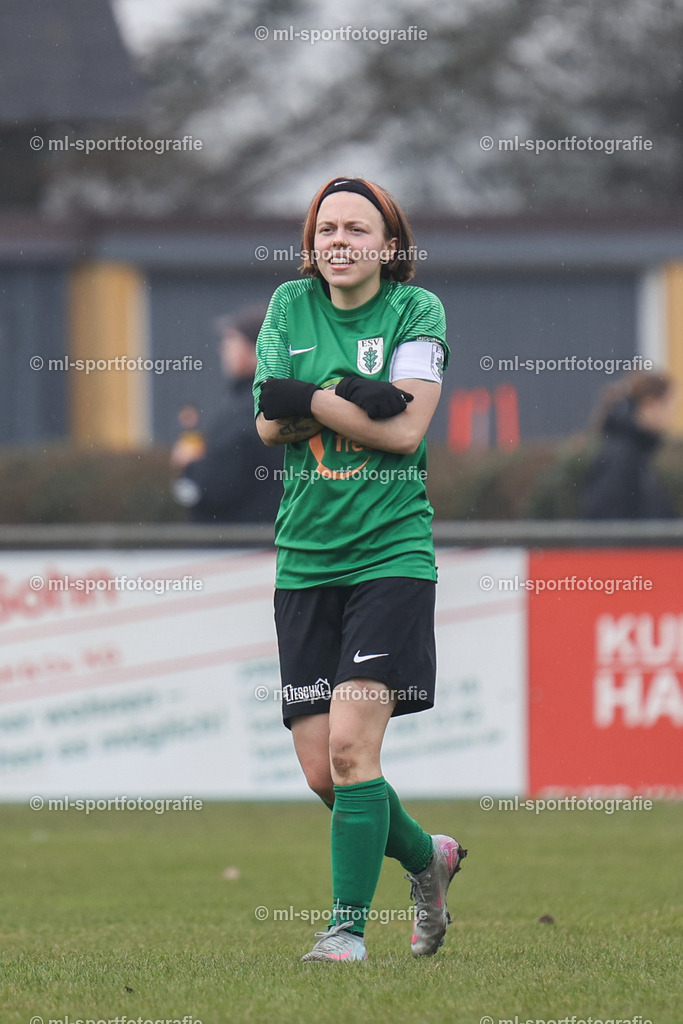 Fußball I Frauen I Saison 2025/2026 I Oberliga Schleswig-Holstein I 12. Spieltag I SV Frisia 03 Risum-Lindholm - Eichholzer SV | ml-sportfotografie - Realisiert mit Pictrs.com