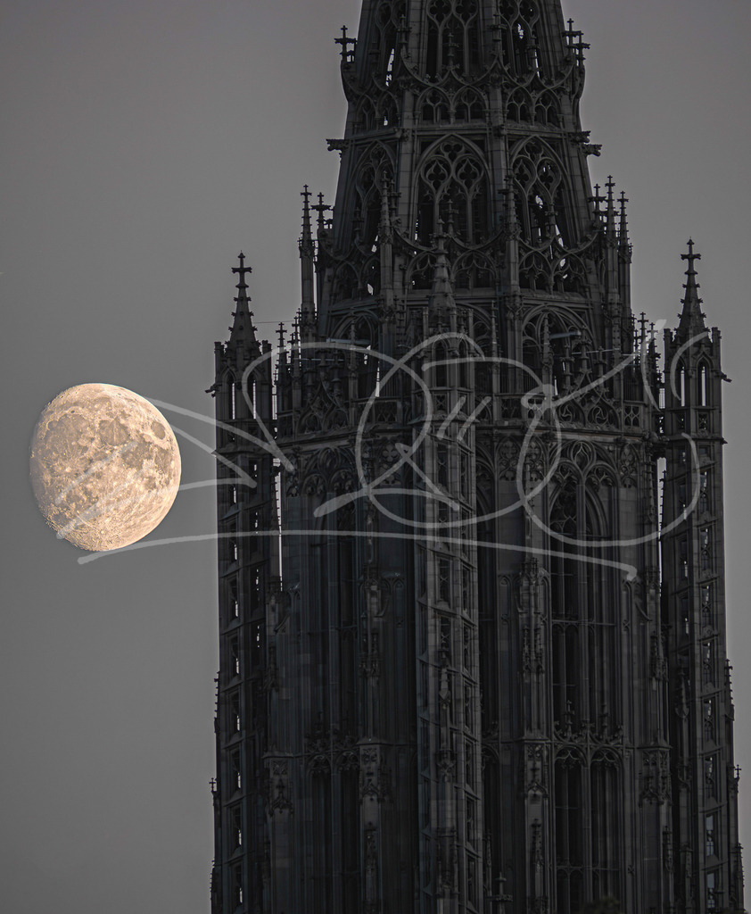 Mond und das Ulmer Münster in der Abenddämmerung | OLYMPUS DIGITAL CAMERA - Realisiert mit Pictrs.com