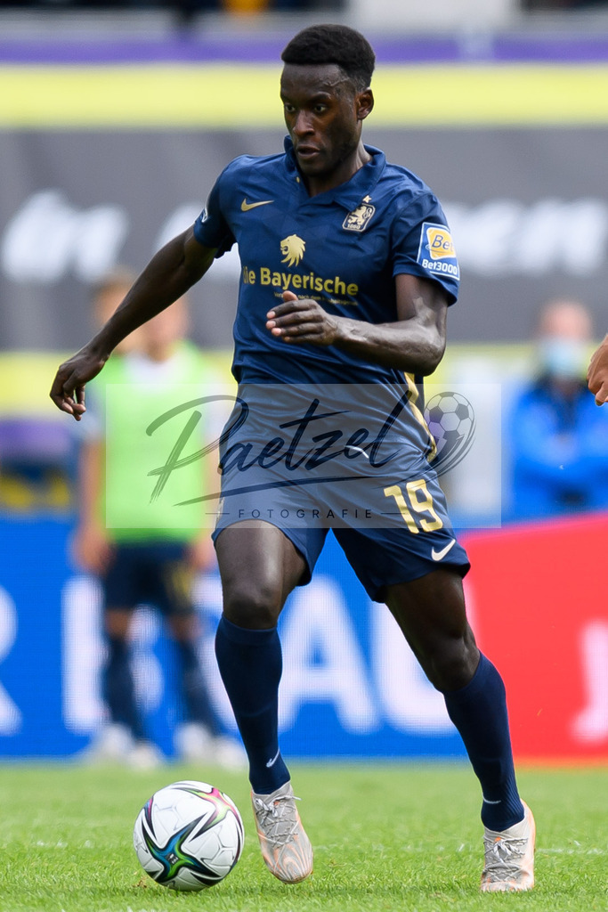 EBSTSV20210828_179 | Fussball, Herren: Merveille Biankadi (TSV 1860 Muenchen) in Aktion, am Ball, Einzelaktion beim Spiel der 3. Liga zwischen Eintracht Braunschweig und TSV 1860 Muenchen im Eintracht-Stadion am 28.08.2021 in Braunschweig, Deutschland.DFB / DFL REGULATIONS PROHIBIT ANY USE OF PHOTOGRAPHS AS IMAGE SEQUENCES AND/OR QUASI-VIDEO. - Realisiert mit Pictrs.com