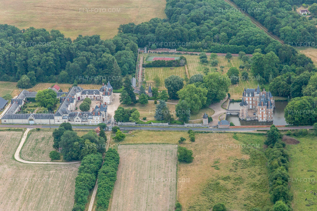 Aerial view: Buildings and castle park facilities of the moated castle Château de Combreux in Combreux in the state Loiret, France.Photo: IMG_101281.jpg taken on 06/25/2017 by Werner Riehm/FLY-FOTO.comResolution of the original: 5266 x 3511 px
