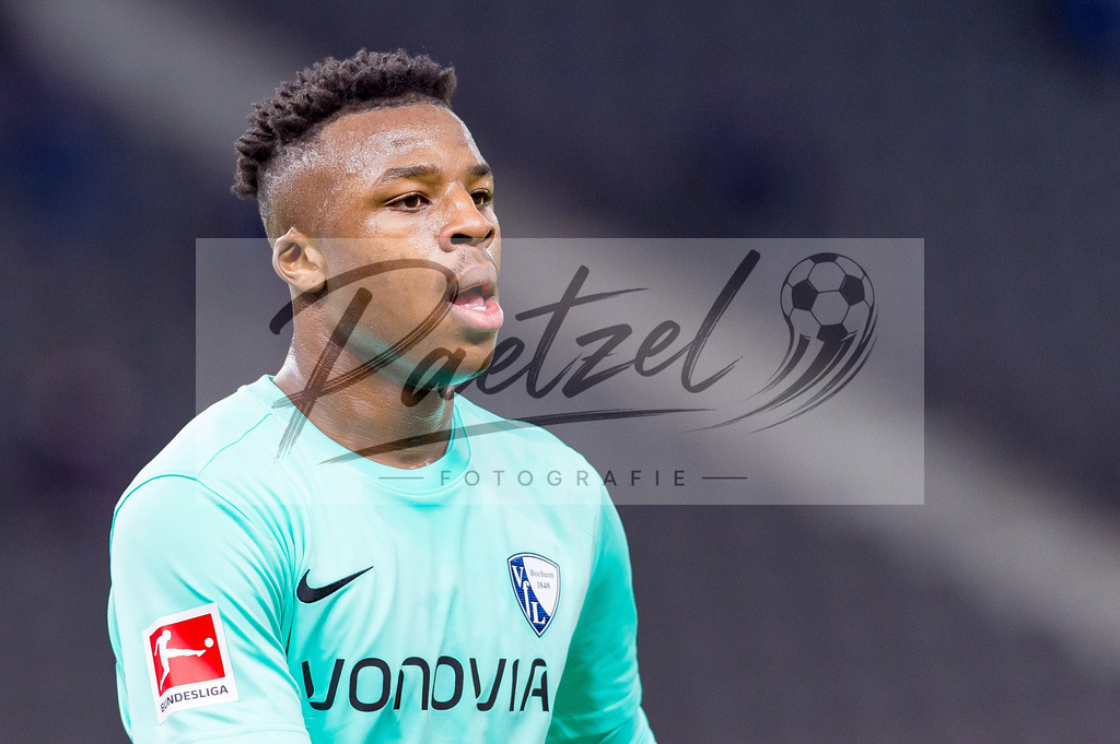 HERBOC20220204_227 | Fussball, Herren: Armel Bella Kotchap (VfL Bochum) schaut bei dem Spiel der 1. Bundesliga zwischen Hertha BSC und VfL Bochum im Olypiastadion am 04.02.2022 in Berlin, Deutschland.DFB / DFL REGULATIONS PROHIBIT ANY USE OF PHOTOGRAPHS AS IMAGE SEQUENCES AND/OR QUASI-VIDEO. - Realisiert mit Pictrs.com