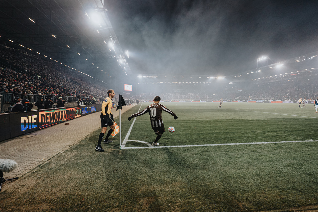 _STP0101 | Der offizielle Shop für FC St. Pauli Fotos. Wähle aus Spielszenen & Fanmomenten dein FCSP Wunschformat. Wir liefern Millerntor-Atmosphäre.