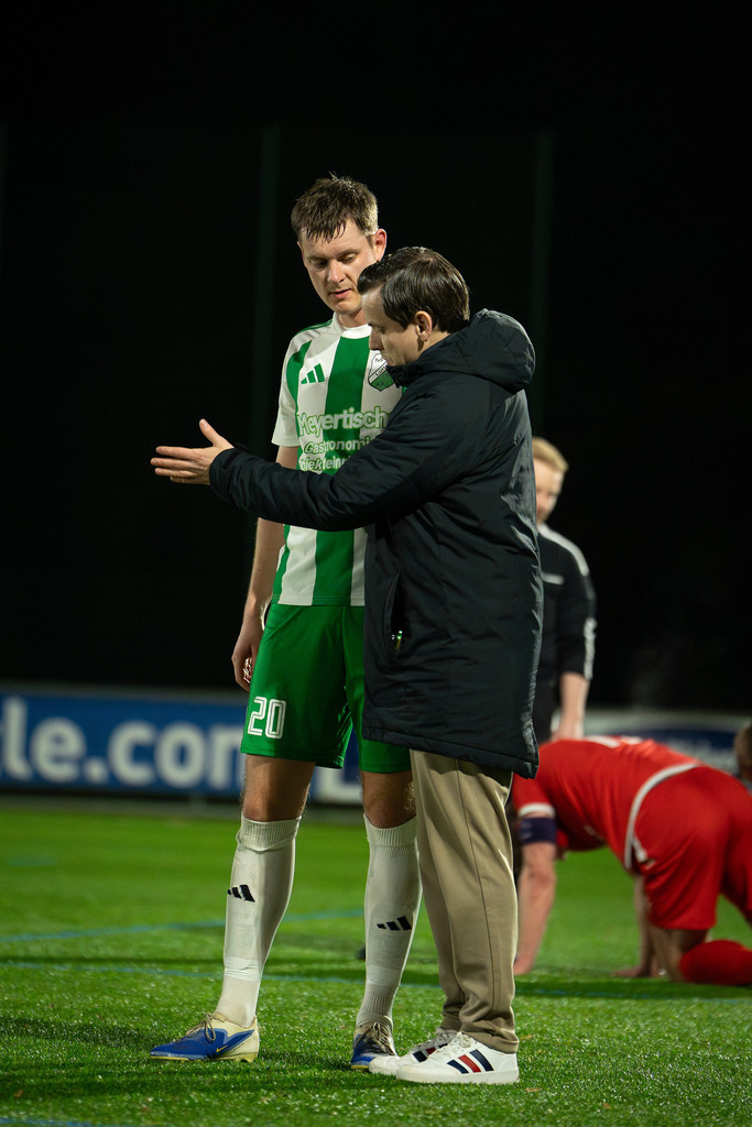 Fußball I Herren I Saison 2025-2026 I Freundschaftsspiel I TSV Grossenkneten - TuS Lutten I 1005 | Steffen Karns (20, TuS Lutten) und Steffen Boning (Trainer, TuS Lutten) - Realisiert mit Pictrs.com