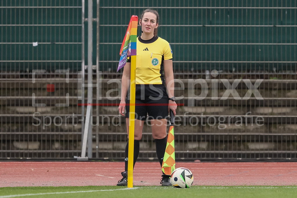 Fussball, Google Pixel Frauen-Bundesliga, SV Werder Bremen - SC Freiburg | v.li.: Schiedsrichter-Assistentin Sabrina Sickl, DIE DFB-RICHTLINIEN UNTERSAGEN JEGLICHE NUTZUNG VON FOTOS ALS SEQUENZBILDER UND/ODER VIDEOÄHNLICHE FOTOSTRECKEN. DFB REGULATIONS PROHIBIT ANY USE OF PHOTOGRAPHS AS IMAGE SEQUENCES AND/OR QUASI-VIDEO.