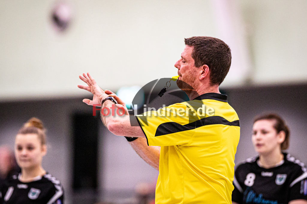 BSC Oberhausen gegen TSV Murnau | Bezirksoberliga Handball Frauen 2024/25, BSC Oberhausen gegen TSV Murnau, 20250118,Schiedsrichter prüft die Zeit,2025-01-18 in Weilheim (Jahnhalle)SchiedsrichterCopyright: WolfgangxLindner foto-lindner.de