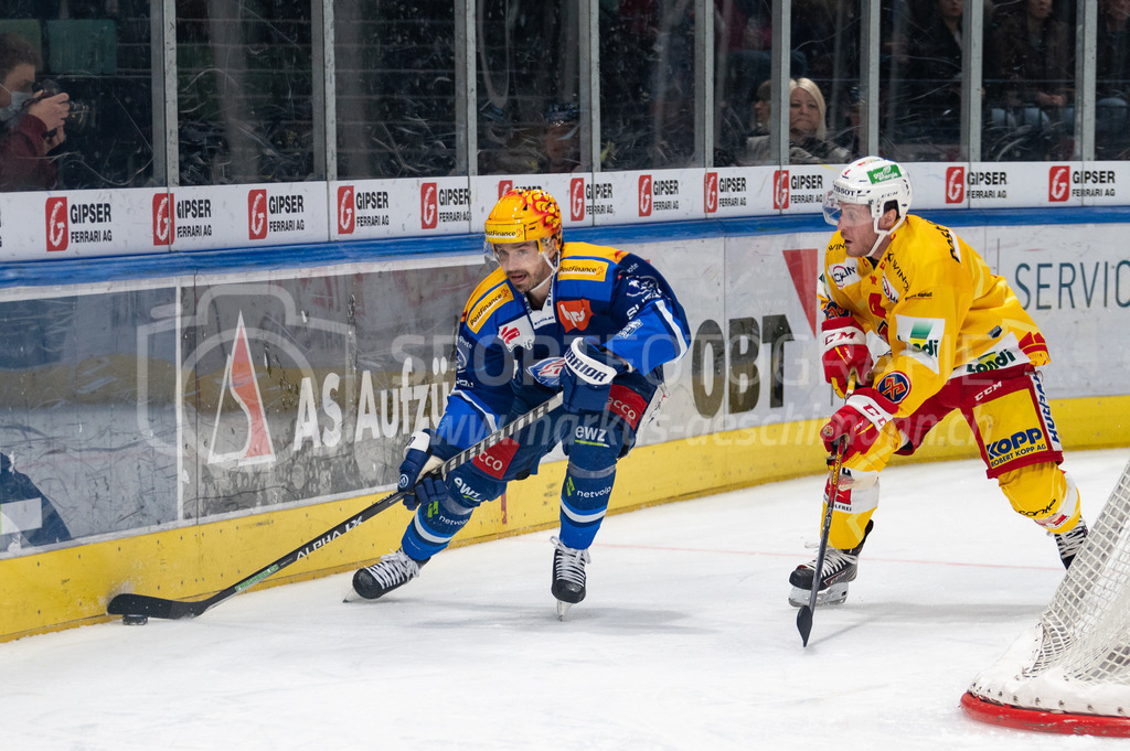 Playoffs: ZSC Lions - EHC Biel-Bienne | 27.03.2022, Zürich, Hallenstadion, Playoffs: ZSC Lions - EHC Biel-Bienne, Topscorer Denis Malgin (ZSC) vor #4 Kevin Fey (Biel). - Realisiert mit Pictrs.com
