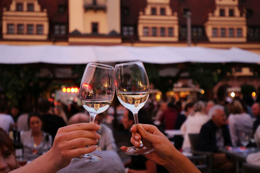 Foto: Leipzig - Leipziger Weinfest | Das Team hinter BILDLEXIKON LEIPZIG bündelt historische wie aktuelle Informationen über die Stadt Leipzig in Text und Bild auf einer Plattform und stellt diese der interessierten Öffentlichkeit zur Verfügung.