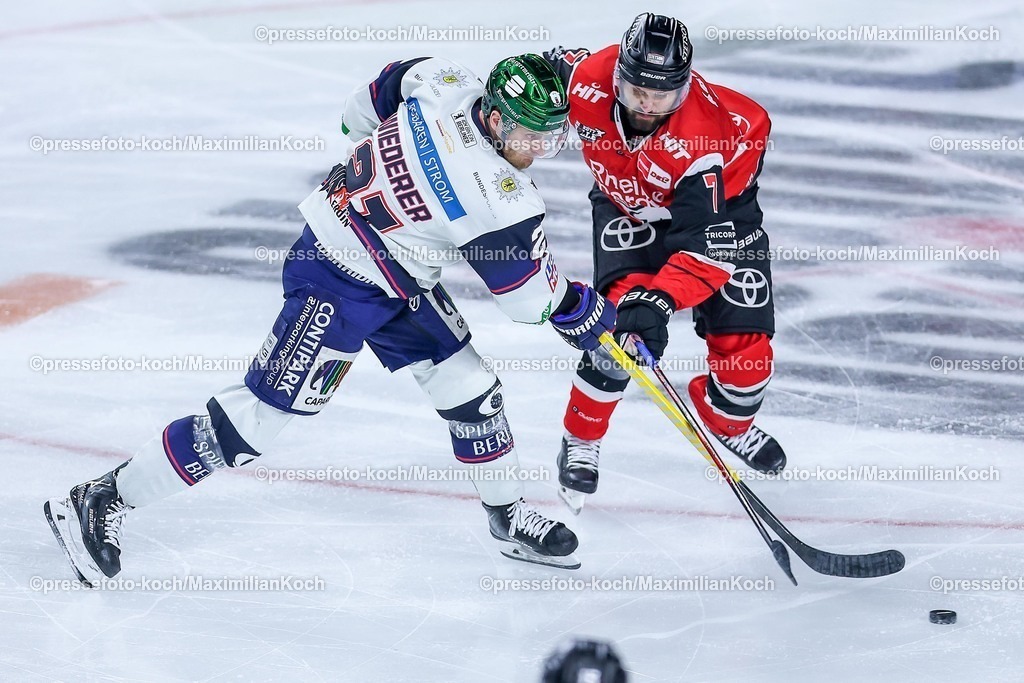 KEC20042601083 | 20.04.2026, Eishockey, DEL Halbfinale Play-Offs, Kölner Haie - Eisbären Berlin, Spiel 6, Lanxess-Arena Köln: Manuel Wiederer (Eisbären Berlin #21) im Zweikampf gegen  Oliwer Kaski (Kölner Haie #07) 