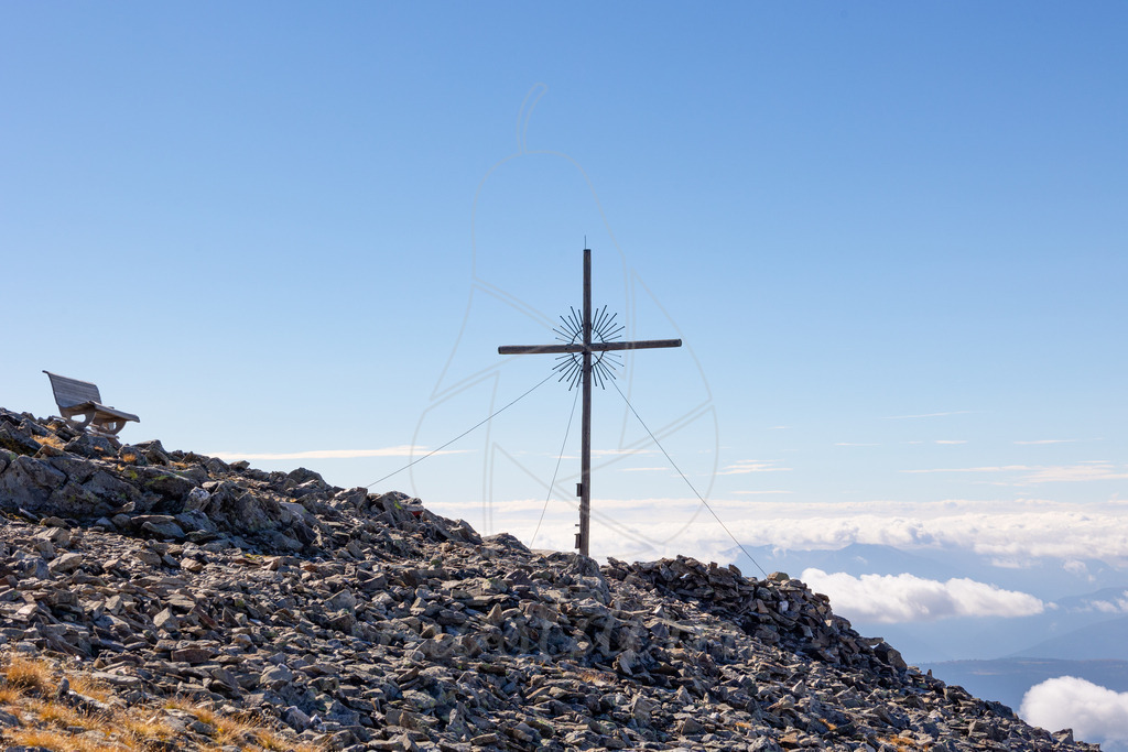 Preber Gipfel | Der Preber Gipfel und sein Bankerl. Traumhaft schön ganz oben. - Realisiert mit Pictrs.com