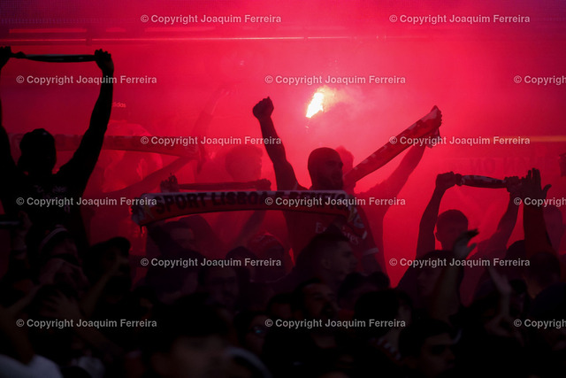 02.10.2024_ xJFAx Championsleague SL Benfica - Atl_tico Madrid_2105 Kopie | Portugal, Lisbon 2. October 2024 Uefa Champions League phase 2024/25 Matchday 2, S.L.Benfica - Atletico de Madrid v.l., Benfica Fans Pyrotechnik, Pyro, Rauch, Feuer, Randale, Bengalos, Rauchbomben, pirotecnica, fumo, fuoco, Wunderkerzen - Realisiert mit Pictrs.com