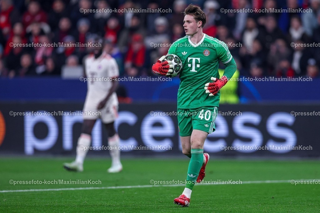 UCL11032502299 | 11.03.2025, Fußball, UEFA Champions League, Bayer 04 Leverkusen - FC Bayern München, Achtelfinale Rückspiel, BayArena, Saison 2024 2025: Torwart Jonas Urbig (FC Bayern #40)DFB regulations prohibit any use of photographs as image sequences and or quasi-video.