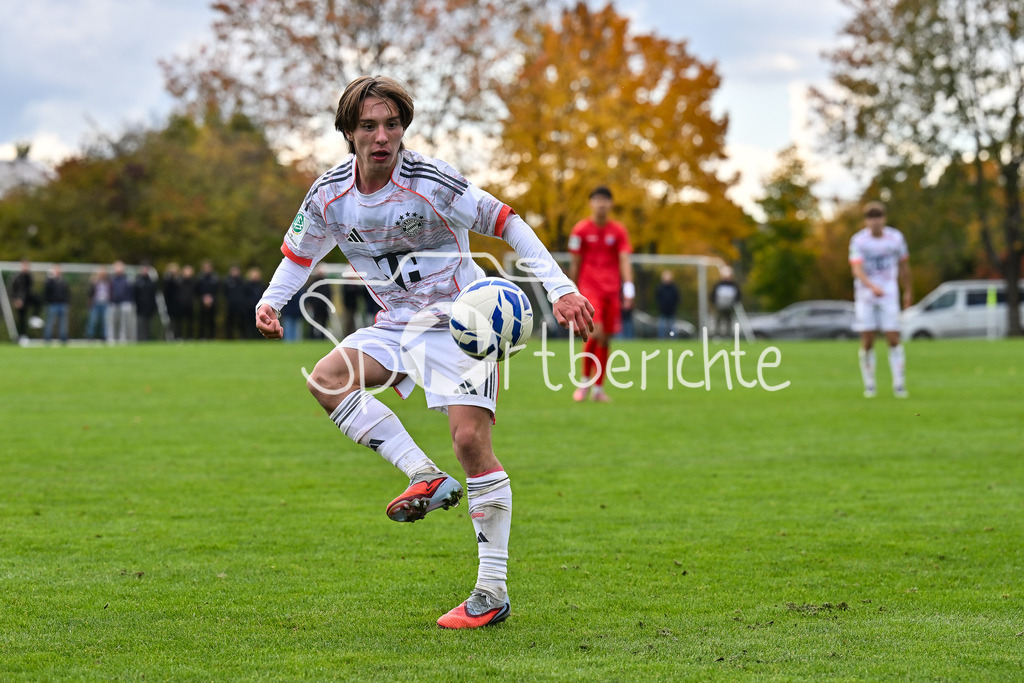 SpVgg Unterhaching U19 - FC Bayern München U19 | am Ball Bohdan OLYCHENKO (FC Bayern München U19 8) / Einzelfoto / Freisteller / U19 DFB Nachwuchsliga: SpVgg Unterhaching - FC Bayern München; Sportschule Oberhaching am 18.10.2025