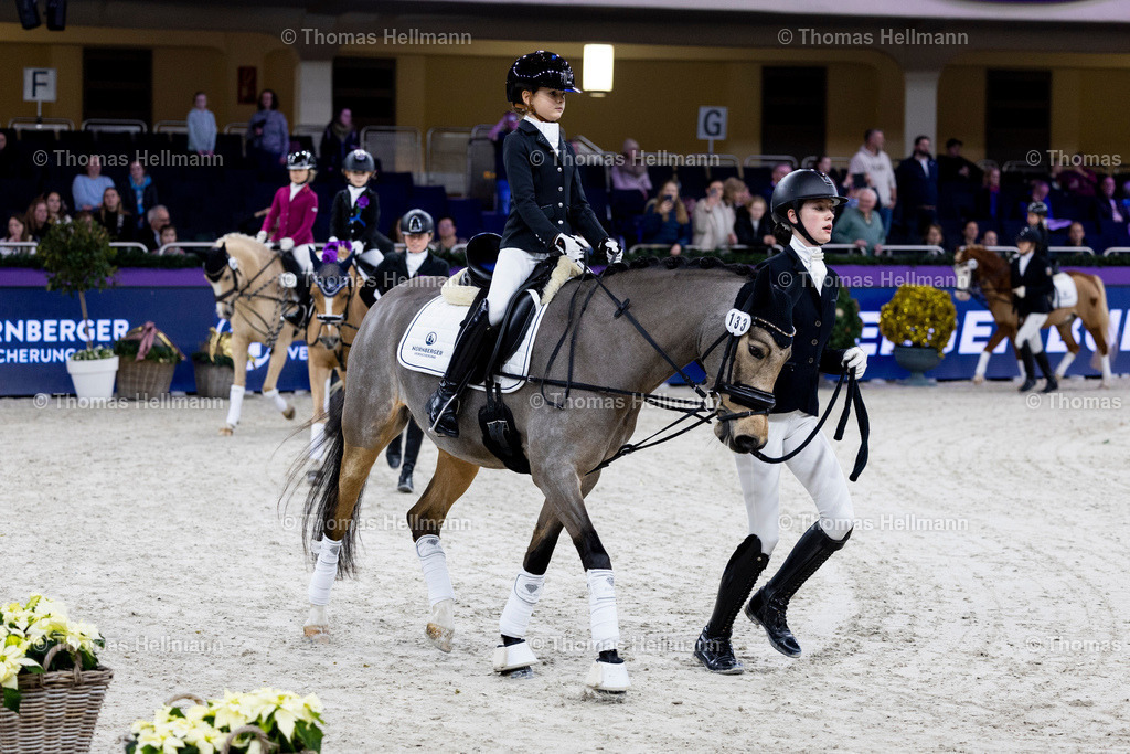 TH_Führzügel Wettbewerb_ Nürnberger_ 133-BROENNER Tilda Margret (GER)_ Arts Deileila_12809 | Führzügel Wettbewerb, Nürnberger, 133BROENNER Tilda Margret (GER), Arts Deileila beim Festhallen Reitturnier Frankfurt 2023 am 15.12.23 in Frankfurt, Festhalle