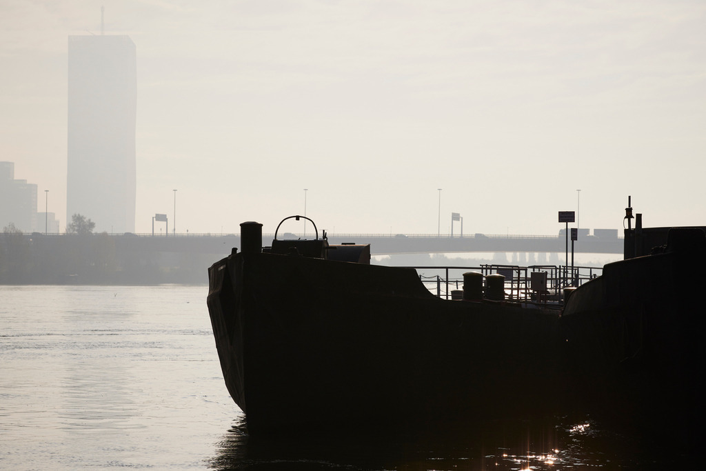 Schiffs Ankerplatz | Wien, Austria - October 29, 2014: Ankerplatz mit Schiff an der Neuen Donau, im Hintergrund eine Brücke mit Hochhaus.. - Realisiert mit Pictrs.com